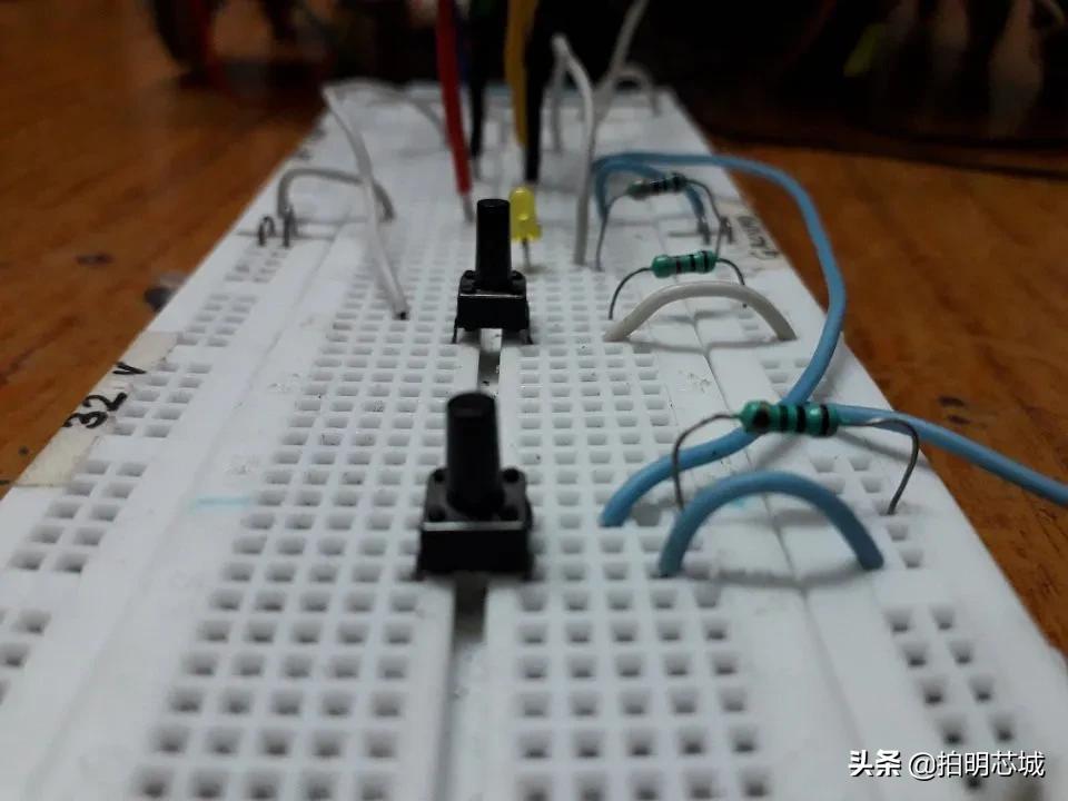 555芯片定时器工作原理,555定时器构成单稳态触发器