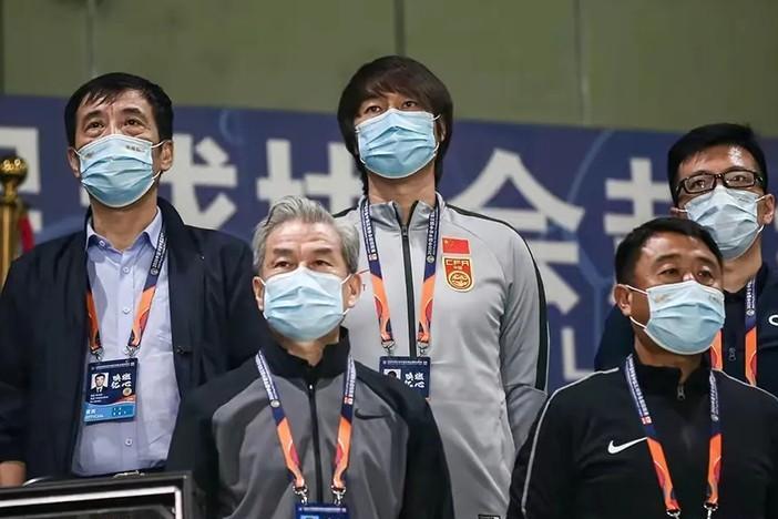 国足前主帅被带走调查超1个月，三人落网！李铁事件全盘整理如下