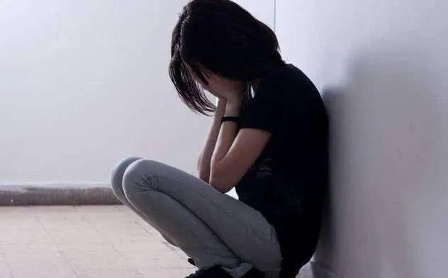 新同事向她炫耀男友的礼物，没想到对方男友竟是她老公