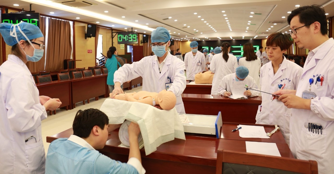 “三无家庭”的考生,为啥不建议学临床医学?老师说出专业现状