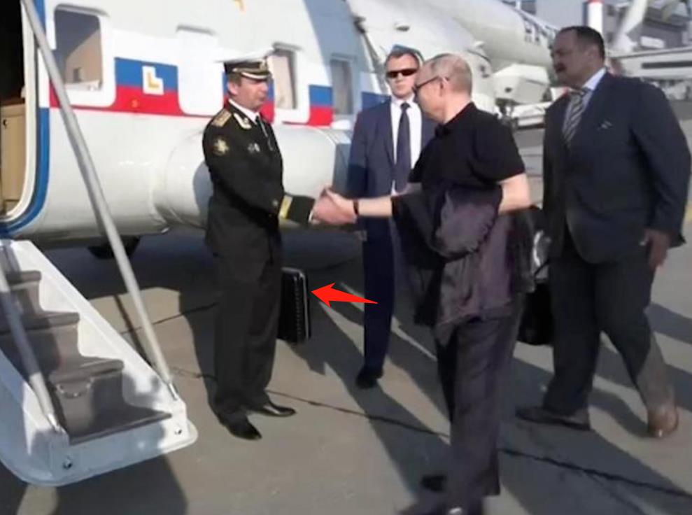 平叛之后普京现身，黑手提箱紧随左右，这才是美国不敢动的原因