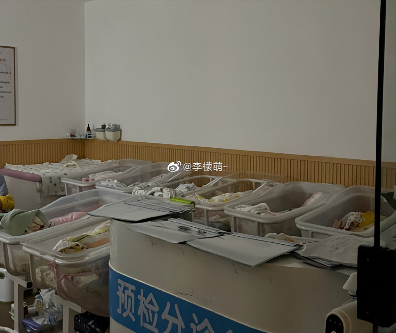 刚出生小孩妈妈崩溃,小孩出生妈妈崩溃