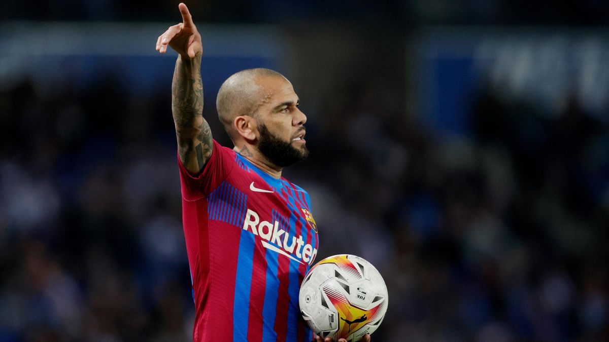 巴萨梦三今何在？梅西老白还在踢，有人当歌手，1人坐牢