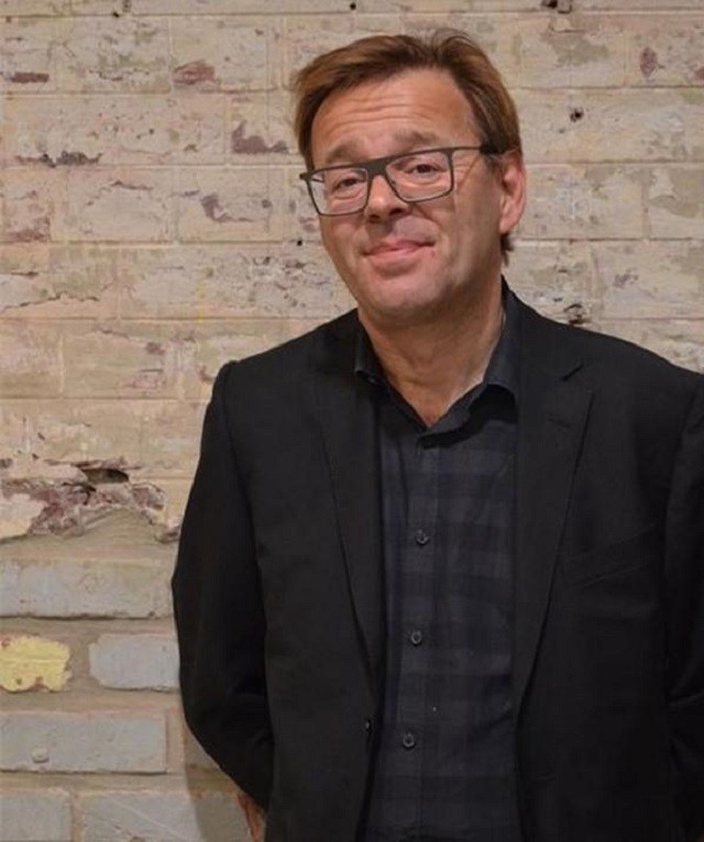 1997年,男子给活猪纹身,还把猪皮卖给了香奈儿,一张猪皮赚51万