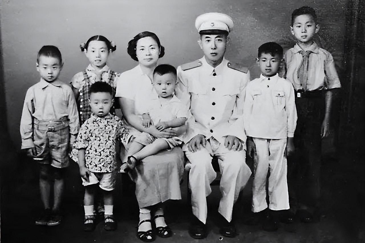 金日成访华，有人竟一把搂住他脖子，后来金日成送了那人两车苹果