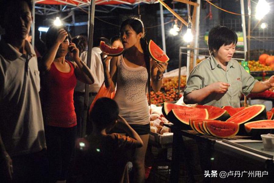 20年拍下150万张“东莞女工”在国外爆火：中国制造，不可思议！