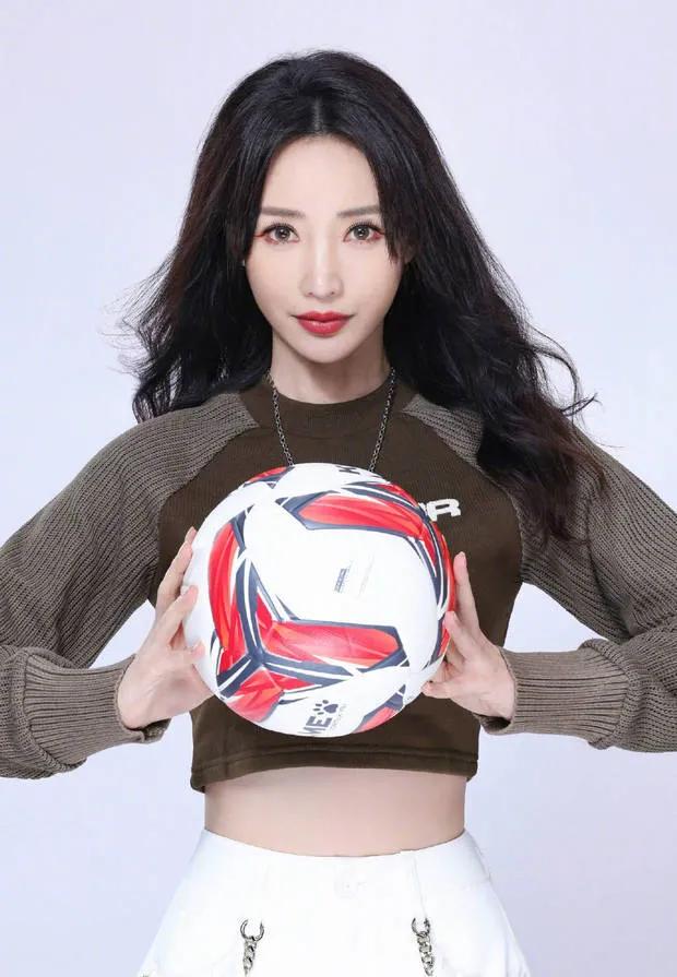 柳岩变身大姐大,柳岩变身李小璐