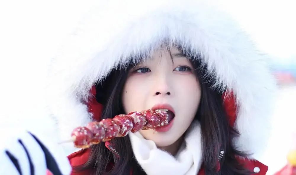 央视记者王冰冰被爆隐私疑似塌房？造神时代，病态追星何时休？