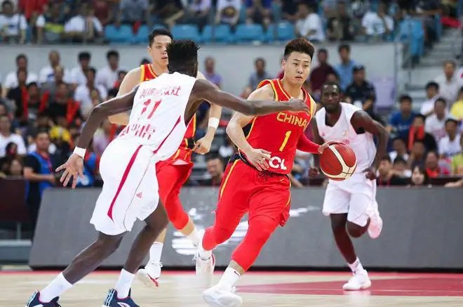 世预赛中国男篮胡明轩关键三分,胡明轩王哲林国家队比赛