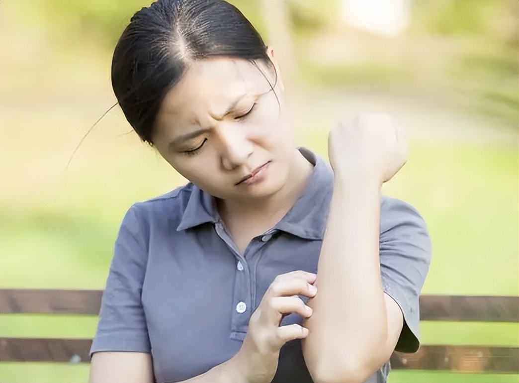 男子阴处局部痒怎么回事,医生检查阴虱的镊子和刀片