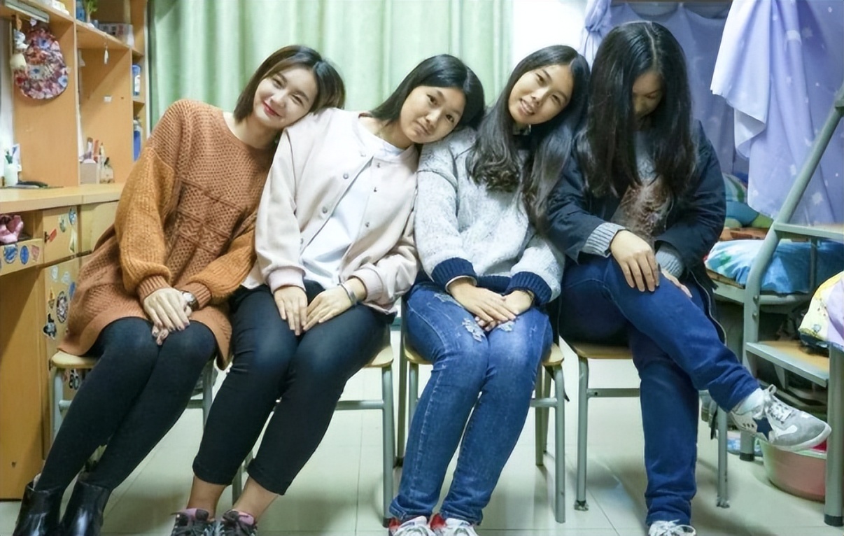 大学宿舍内大汗淋漓,室友态度强硬不让开空调,无知不自知才可怕