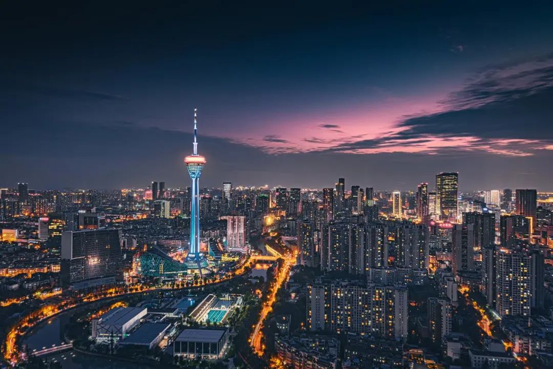 为三千年成都，锦上再添锦