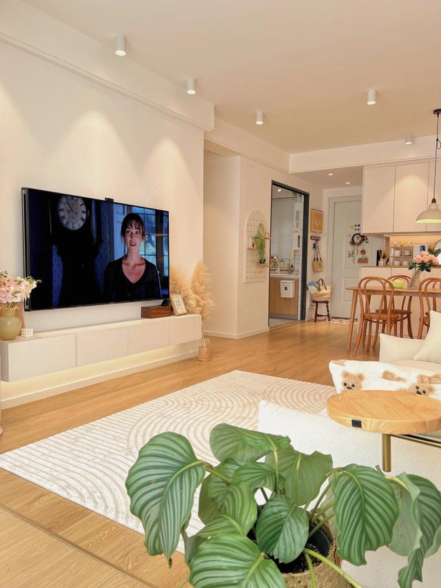 广州一女主的家，凭借“三无装修”走红网络，果然越简约越实用