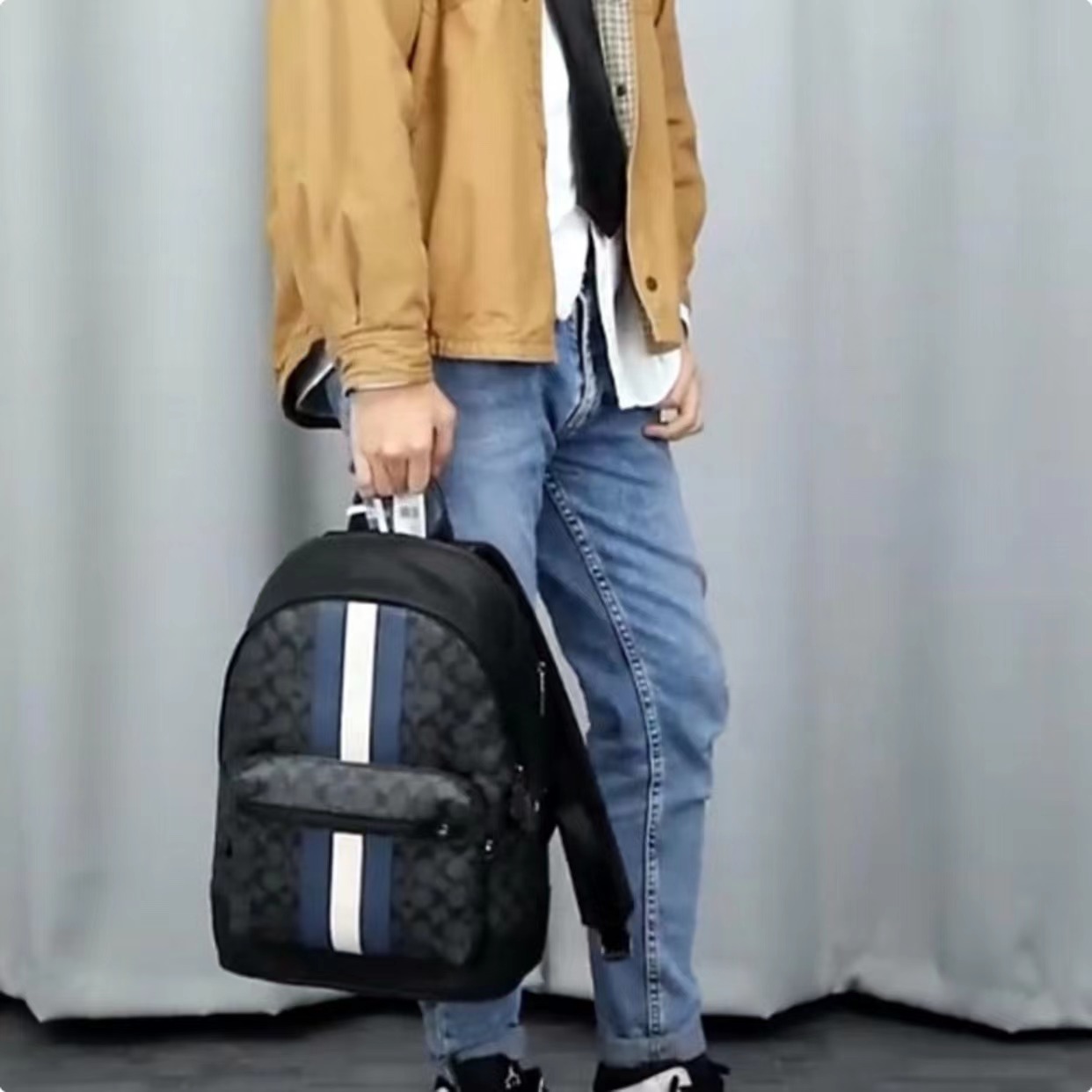 轻奢双肩包女款名牌清仓,适合男士背的轻奢双肩包