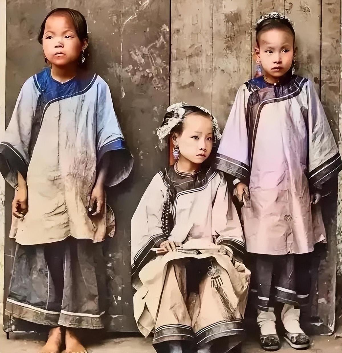 真实晚清老照片：穿着肚兜的*女妓**在揽客，底层妇女穷到衣不蔽体2