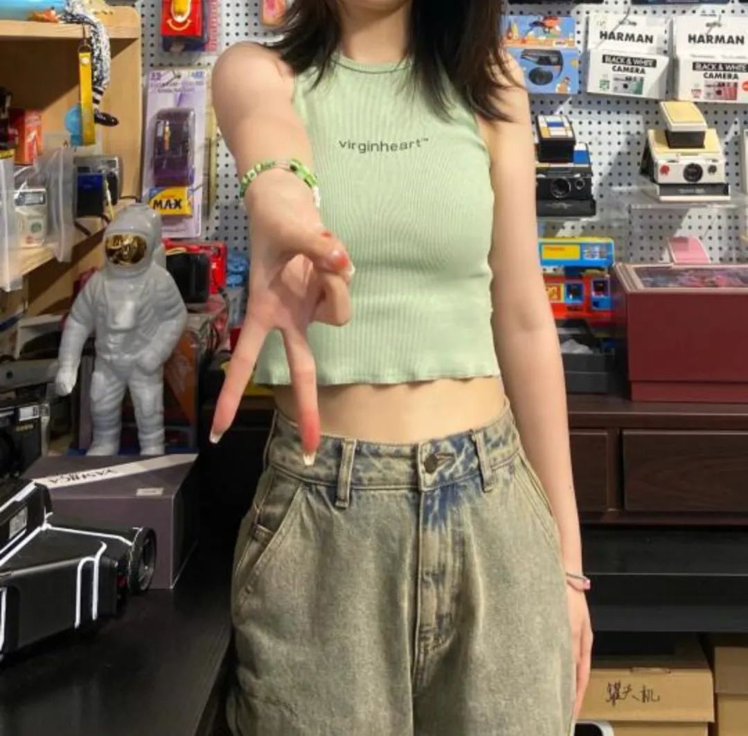 这个夏天一定要穿小吊带,夏天就是要穿上好看的小吊带