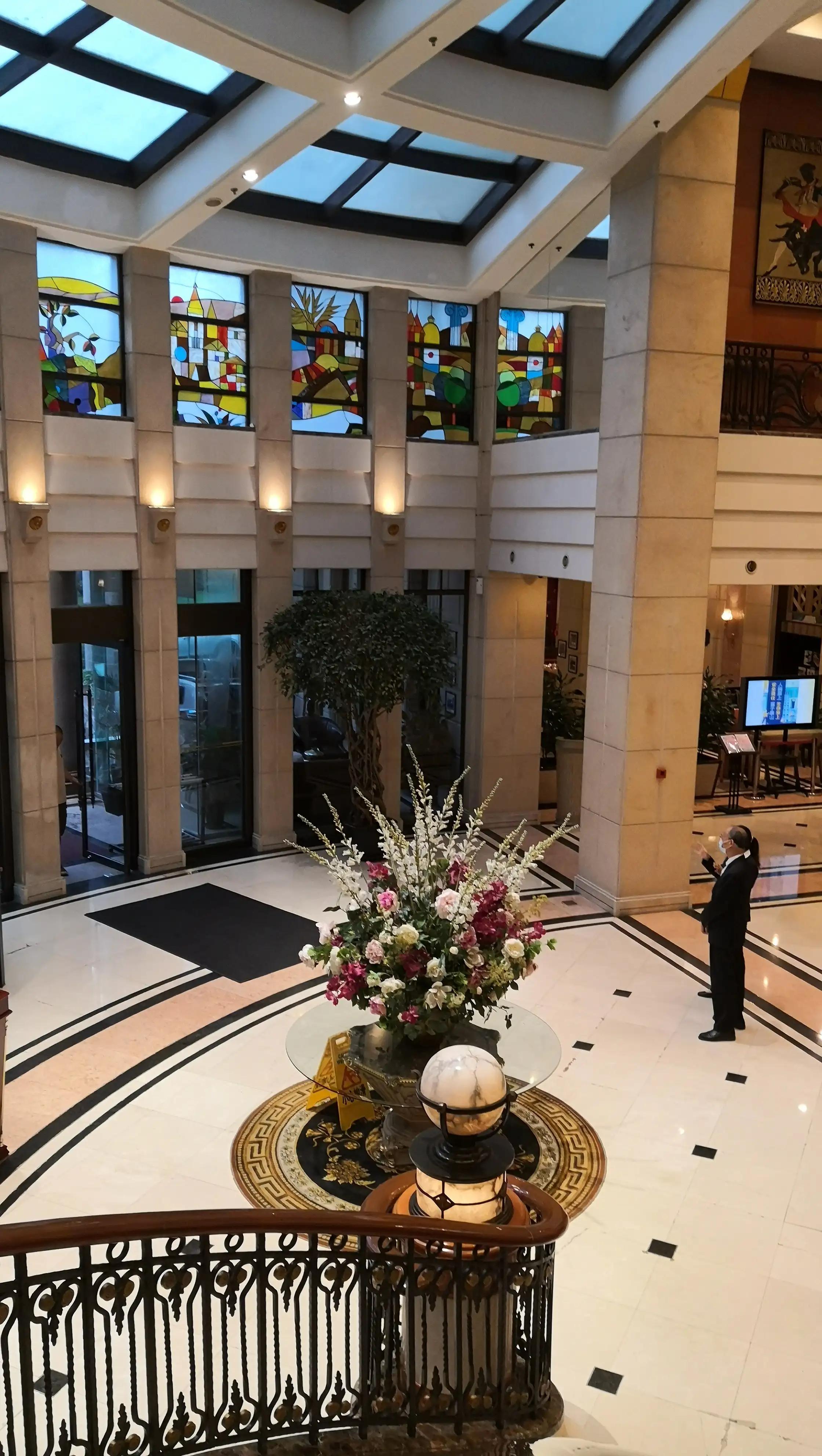 弄堂小吃、欧洲红酒，中西雅俗共赏