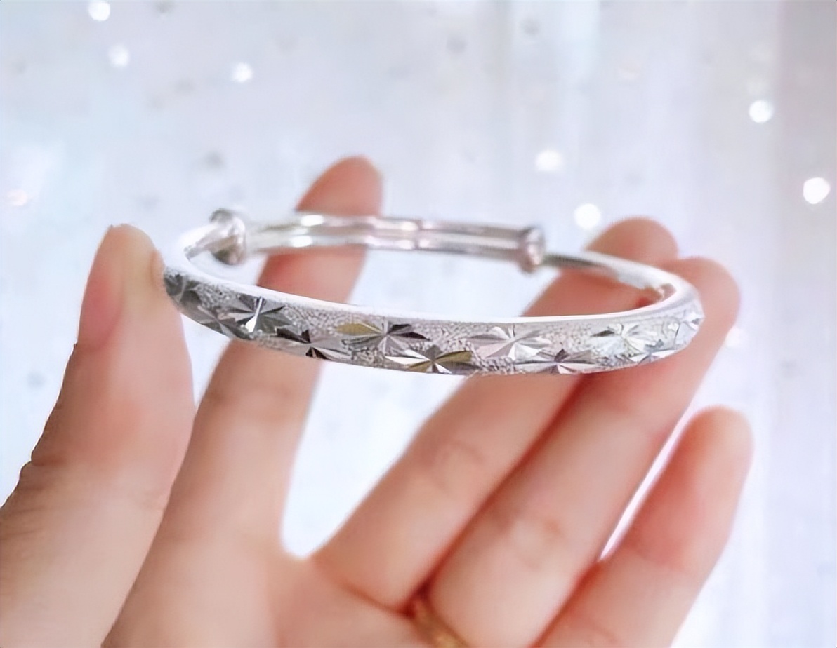 女性长期戴银手镯有什么好处,女性长期戴银手镯真的对身体好吗