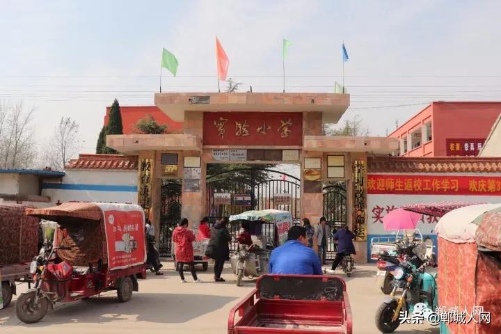 郸城这个镇路中间立匹马!繁荣景象,小妮来白马惊呆了