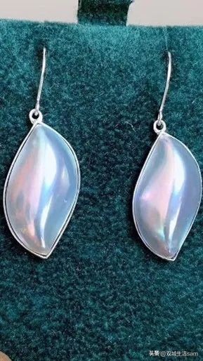 马贝珠珍珠,英国女王绿松石胸针