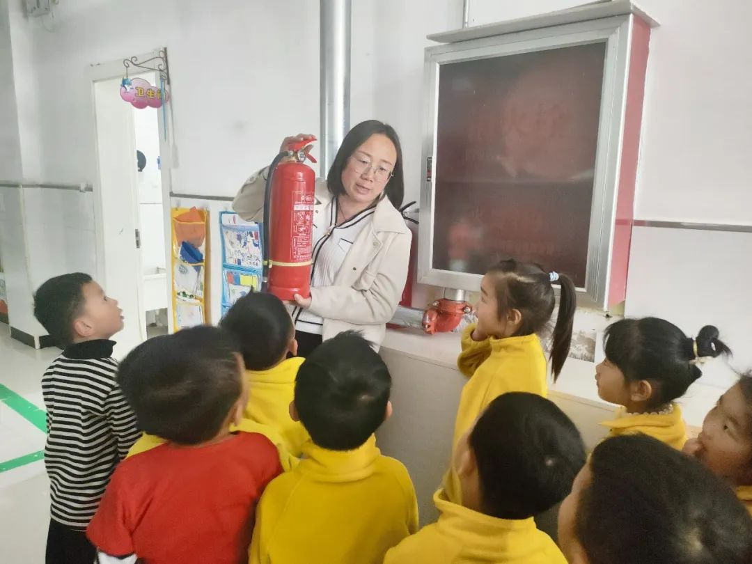【垣曲县滨都幼儿园】滨都萌娃走进*防队消**致敬最美“火焰蓝”