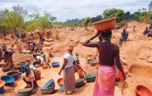 广西“上林帮”非洲淘金：每天如刀尖舔血，常备200克金子保命