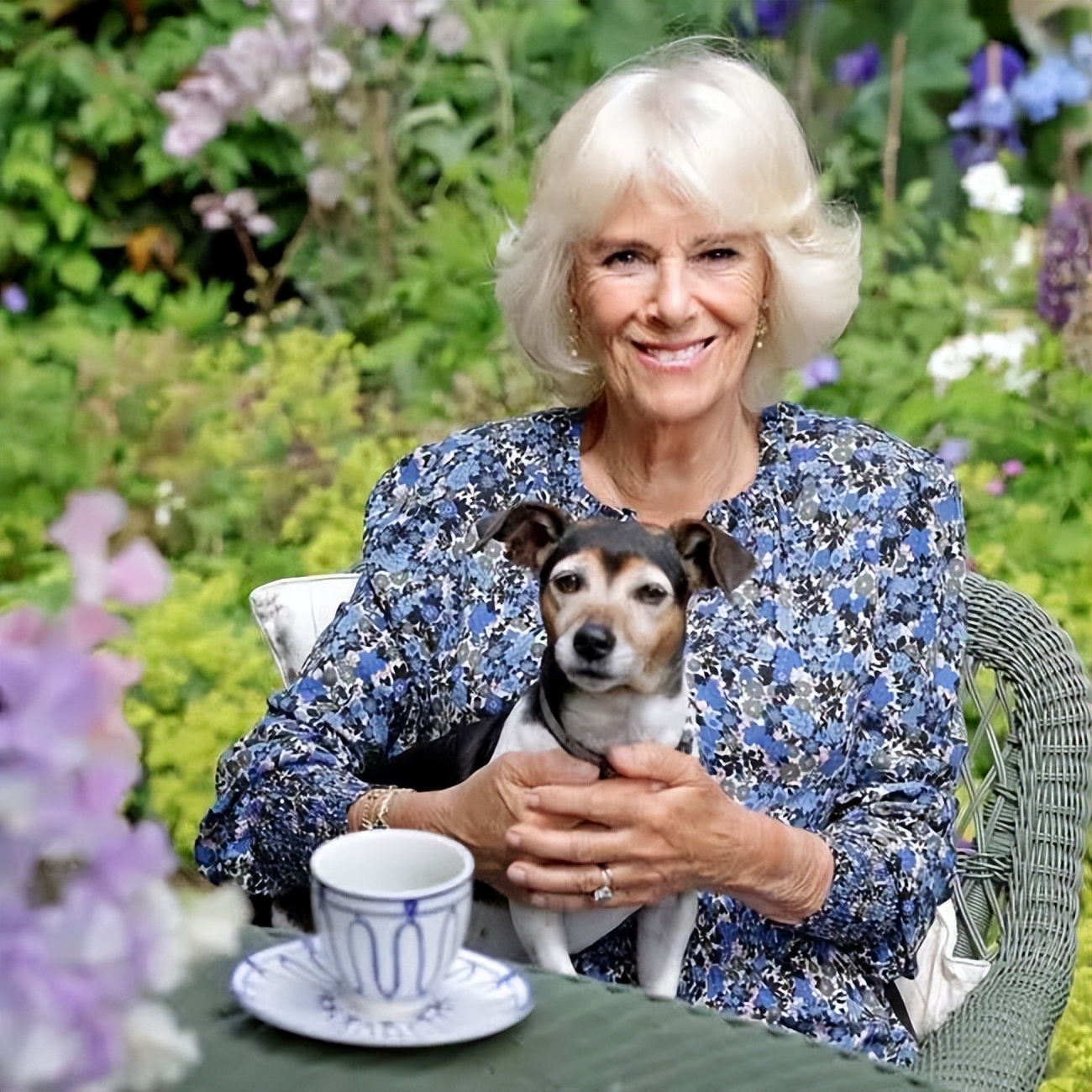 卡米拉气质逆袭不输戴安娜,卡米拉微笑回应凯特