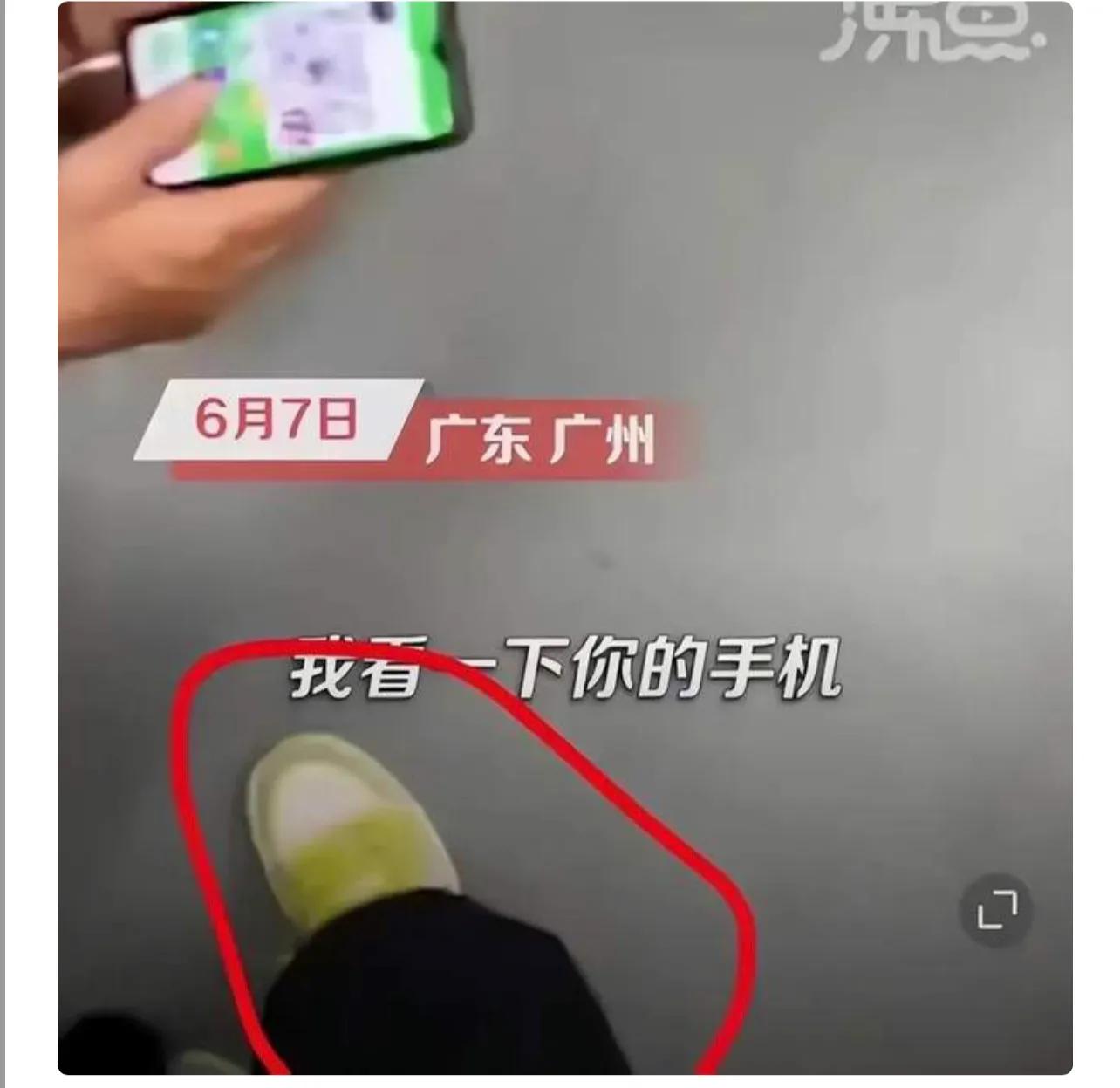 男子穿JK进女浴室偷拍被抓现行,男子潜入女澡堂偷拍被抓