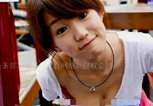 台综女星给狗洗澡，却被频繁拍胸部，画面多次走光，网友：故意的