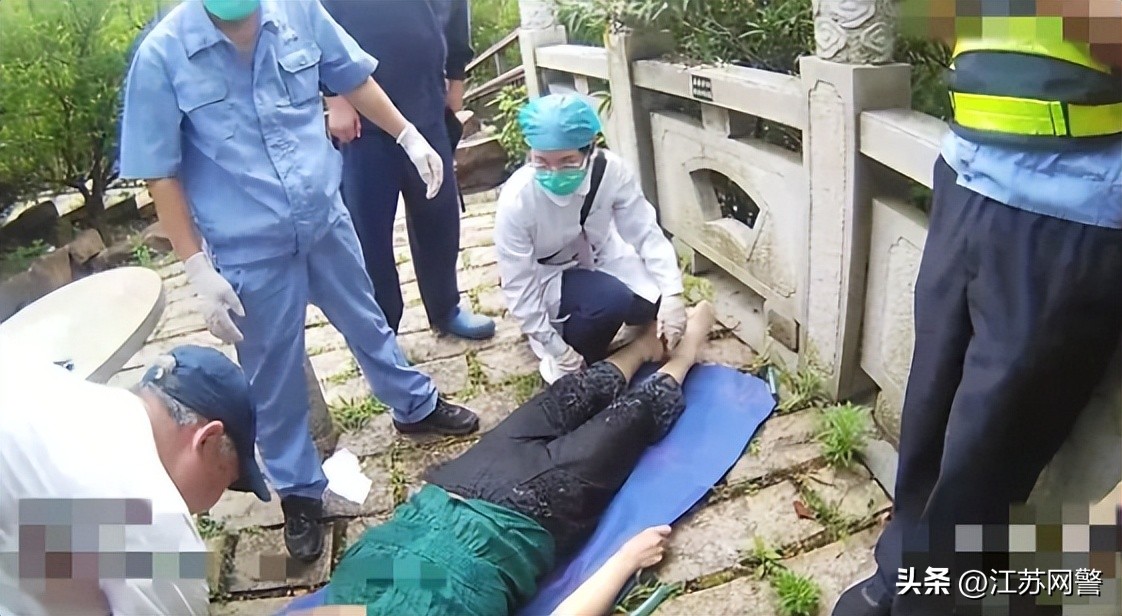 一女子爬山晕倒被消防员抬下山,镇江女子高铁晕倒