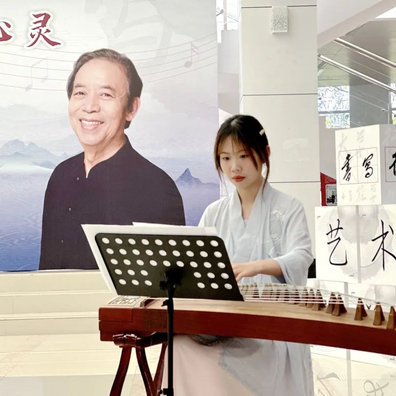 庞中华来武汉这所高校了，现场讲授中国书法！