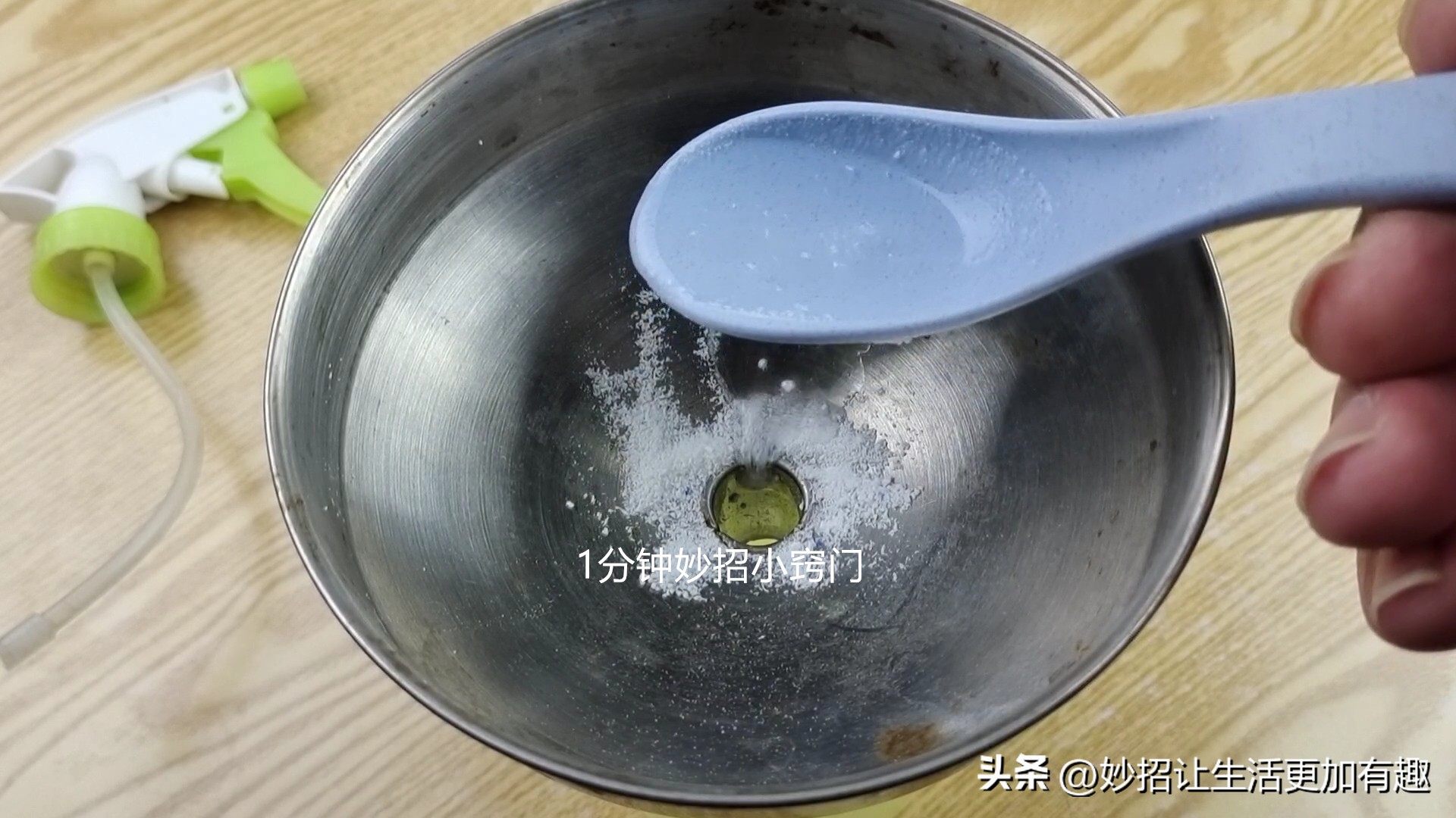 用白菜叶擦油烟机,油烟机上的白菜叶怎么清理