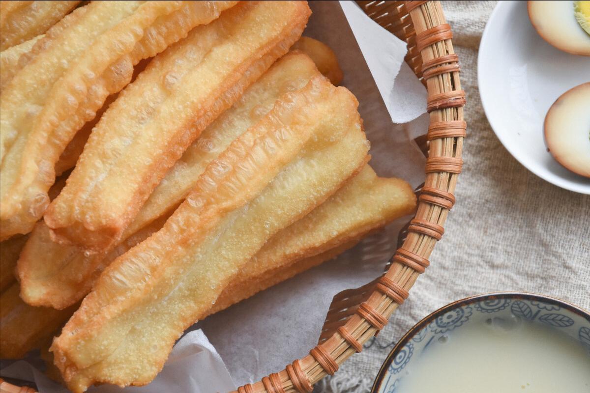 炸油条不用撒面粉,炸油条怎么不用明矾了