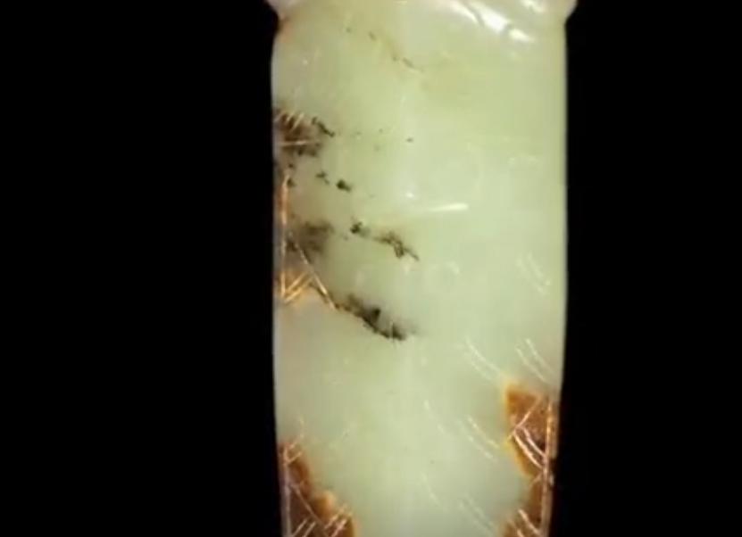 美女拿块玉去鉴宝结果是赝品,美女戴十年玉佩鉴宝