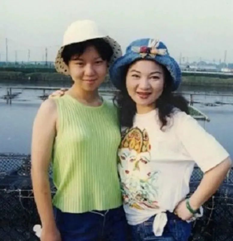 独生女惨死25年，做15次试管、被骗上千万，她是怎么熬过来的…