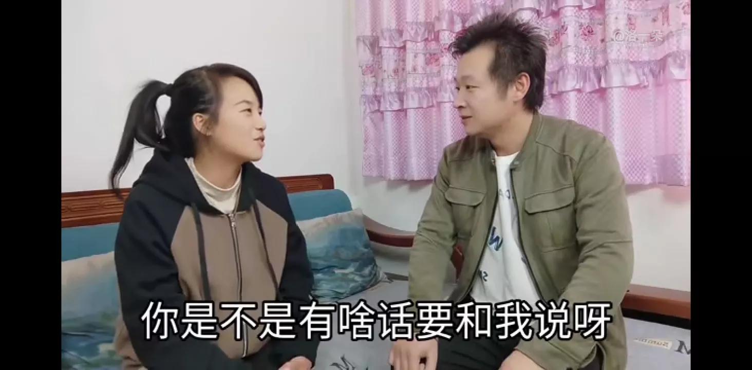 一朵在家里沙发后发现五千元，这次朵错怪奇，是奇妈昨天偷放的