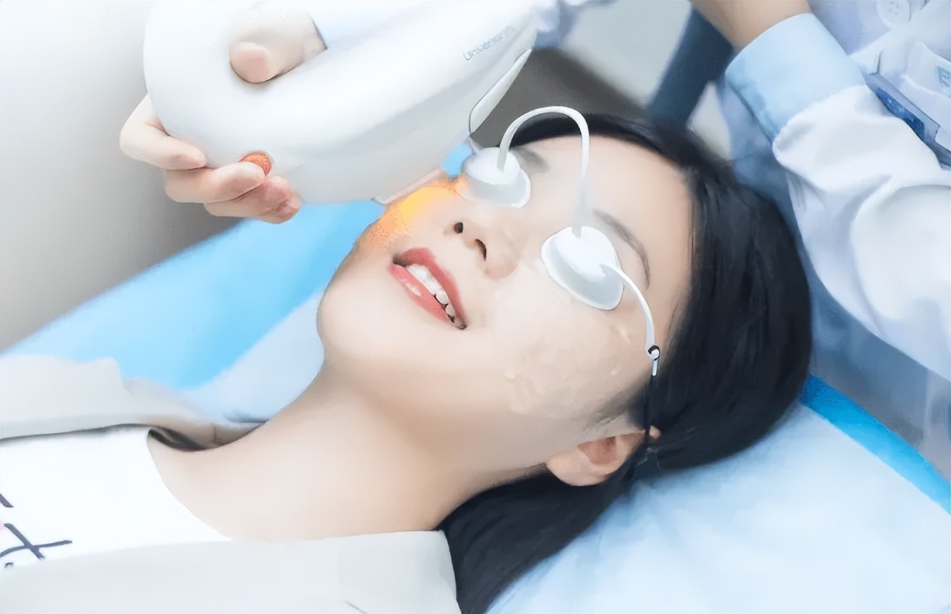 下巴有凹凸不平的疤痕怎么修复,疤痕凹凸不平