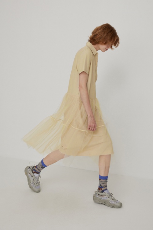 穿上JNBY裙子，来一场都市露营吧