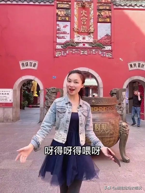 这个“95”后湘妹子，带着3000000+戏迷“游”长沙