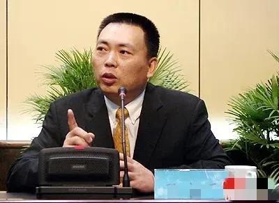 硕士肄业的他与4个商业大佬和5个名牌的关系，花巨资与巴菲特聚餐