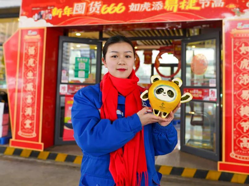 孩子拿着所有压岁钱都买不到“冰墩墩”，结果