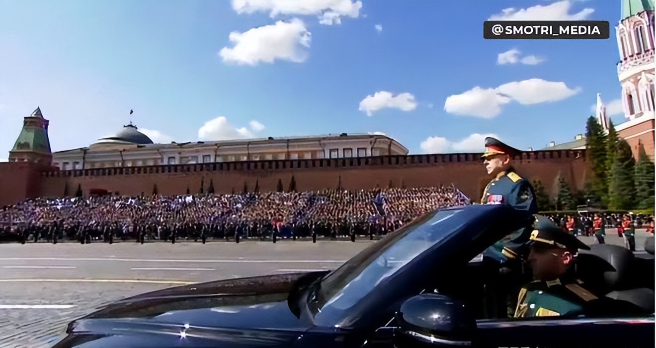 去年攻击基辅标志出现在莫斯科，老美送出胜利日大礼包