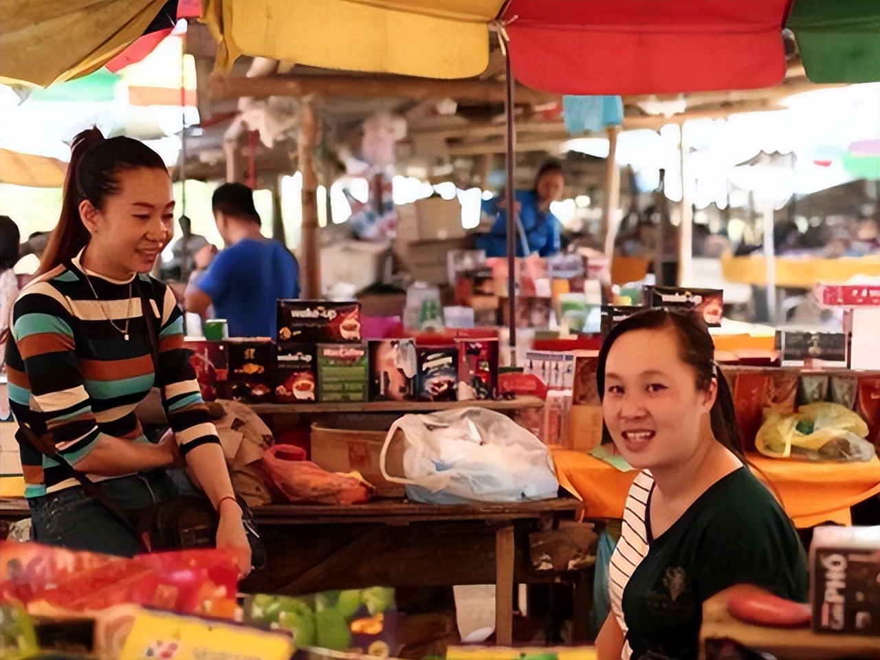 越南女人在中越边境摆摊,越南边境女商贩