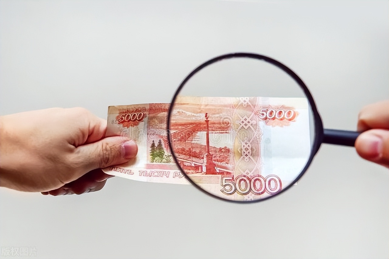 无耻！陕西安康一男子购买8000元假钞，专骗集市摆摊老人