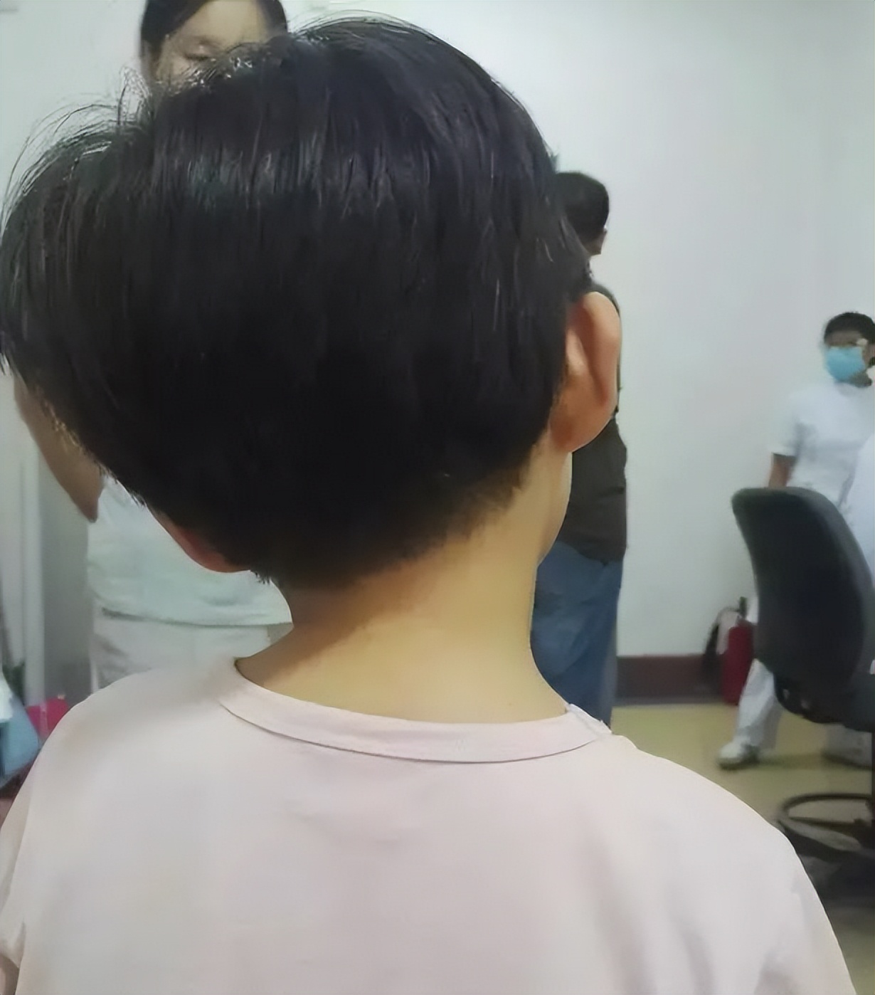 孩子睡一觉起来后脸歪嘴斜,小孩睡几天容易把头睡歪