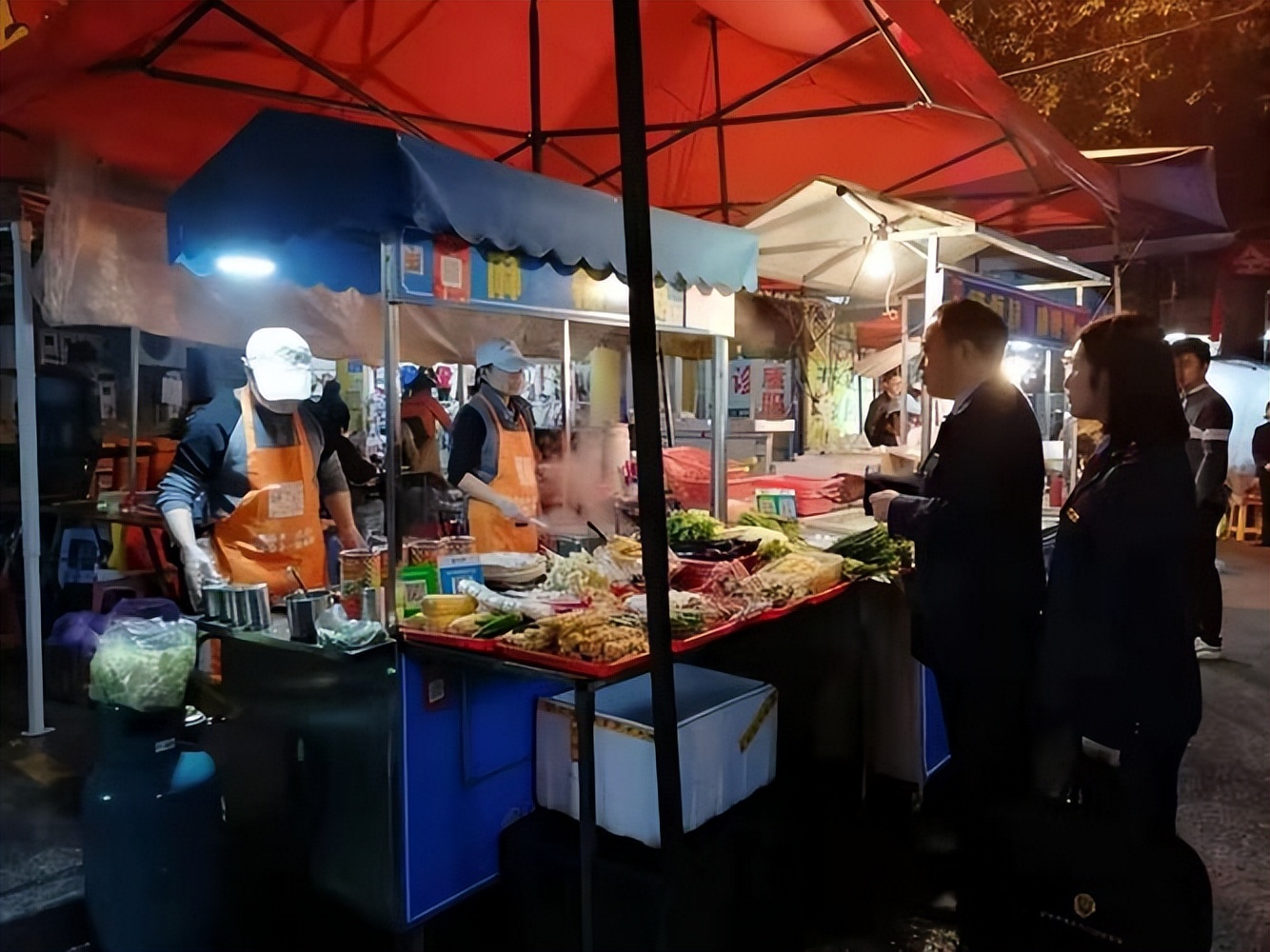 七旬摊贩竟然当众掌掴城管,地摊老汉当街掌掴城管怒吼