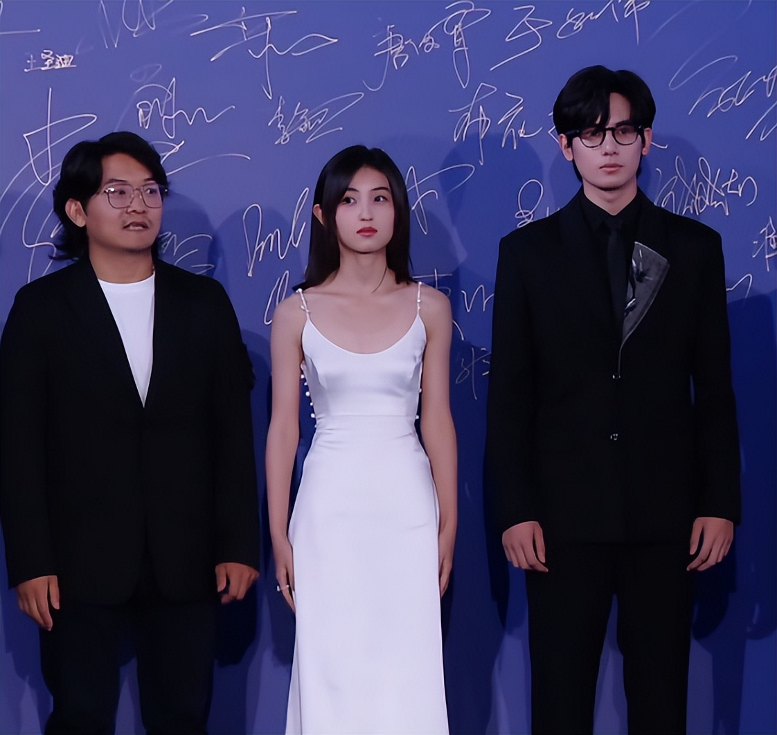 上海这一夜，内娱来了一大半，吴京谢霆锋拿大奖，冯小刚忙着交际