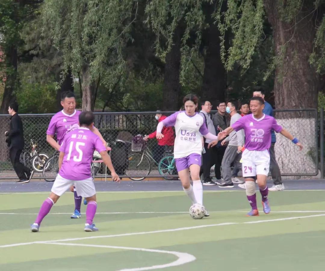 汤雪逸清华女足,足球女孩永不言败