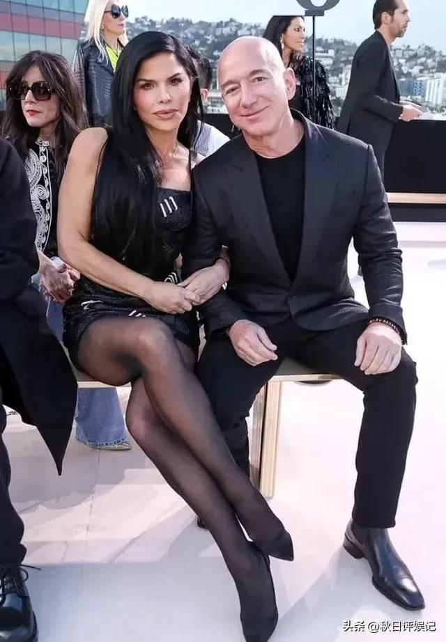 贝佐斯和桑切斯在游艇,贝佐斯乘5亿美元豪华游艇出海