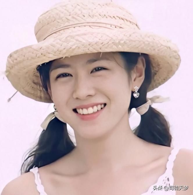 41岁女神“嫁给初恋”，比老公颜值更高的是她的衣品照着穿美绝了